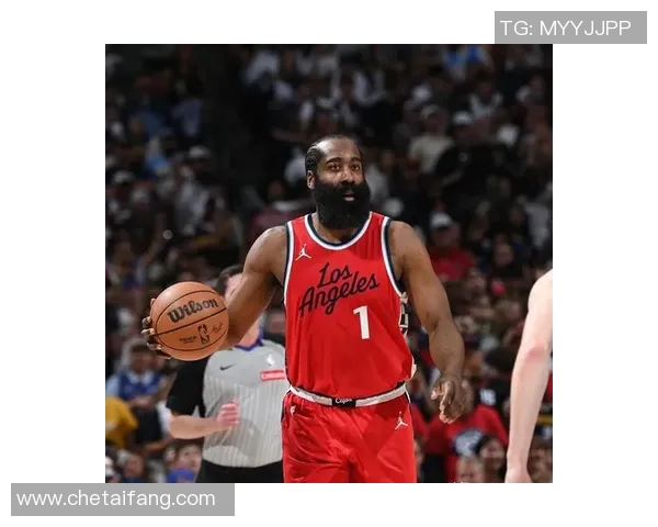 上赛季搞来哈登后战绩还不错，但季后赛打掘金时哈登突然拉胯，好几场数据暴跌，在场上也不积极拼抢。理由是鲍尔年轻，场均24分8助攻，还能投三分，而且才22岁，未来有发展。球队现在除了伦纳德和哈登，其他主力也都三十…